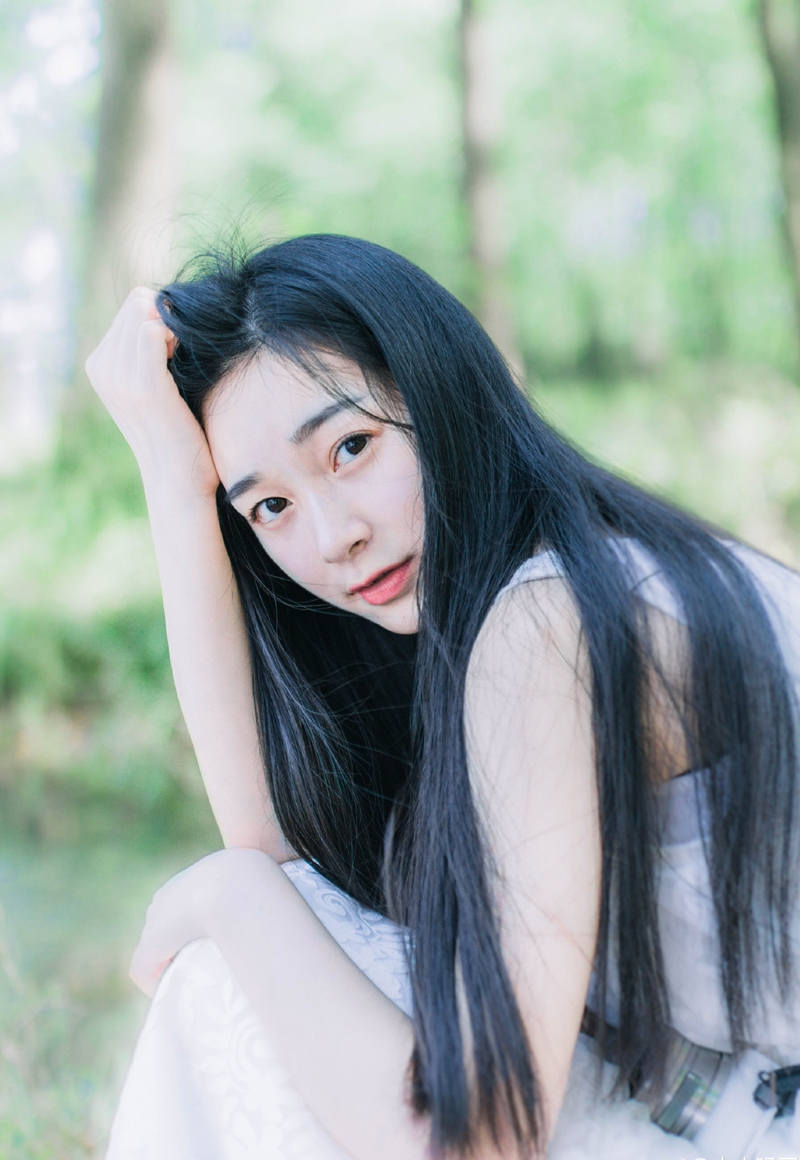 出不去，对方顺江而下，本就占着优势，而且对方对水军战法的熟练，如臂指使，根本不跟你正面硬碰，已经有战船开始突围，对方也不阻拦，只是贴上去缠战，不一会儿，冲出去的战船就被对方给吞没。